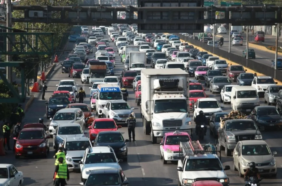 Así que si eres dueño de un auto ve pensando en guardar un poco de tú aguinaldo para cumplir con esta obligación que se calcula en base al año y al valor del vehículo. Foto: La Jornada