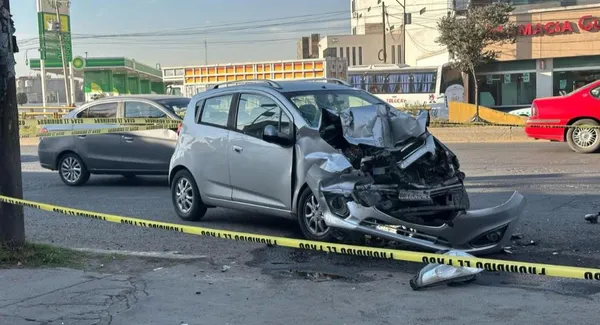 De acuerdo con el informe oficial, la víctima viajaba en un automóvil Chevrolet Spark color gris cuando ocurrió el impacto.
