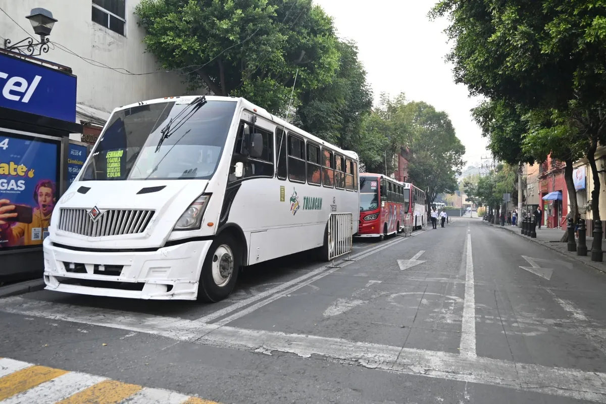 Toluca implementa dispositivo para mejorar la circulación y uso del carril confinado