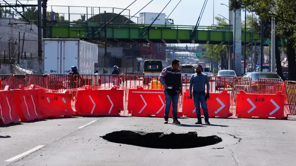 El Gobierno de la CDMX informó que el megasocavón en Zaragoza quedará reparado el domingo con obras de drenaje y reposición de asfalto.