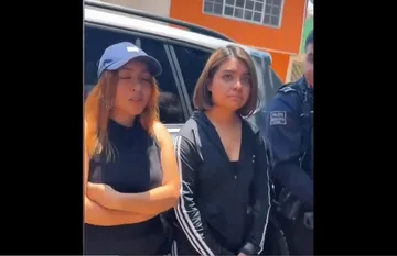 Hoy, cuatro elementos detuvieron a dos mujeres, al parecer menores de edad, quienes jugaban "Uno" en la calle. Foto: Captura.