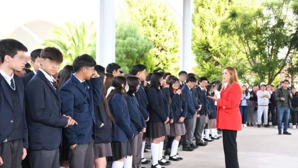 Ana Muñiz cumple un compromiso más con la educación: entrega techumbre en la EPO 51