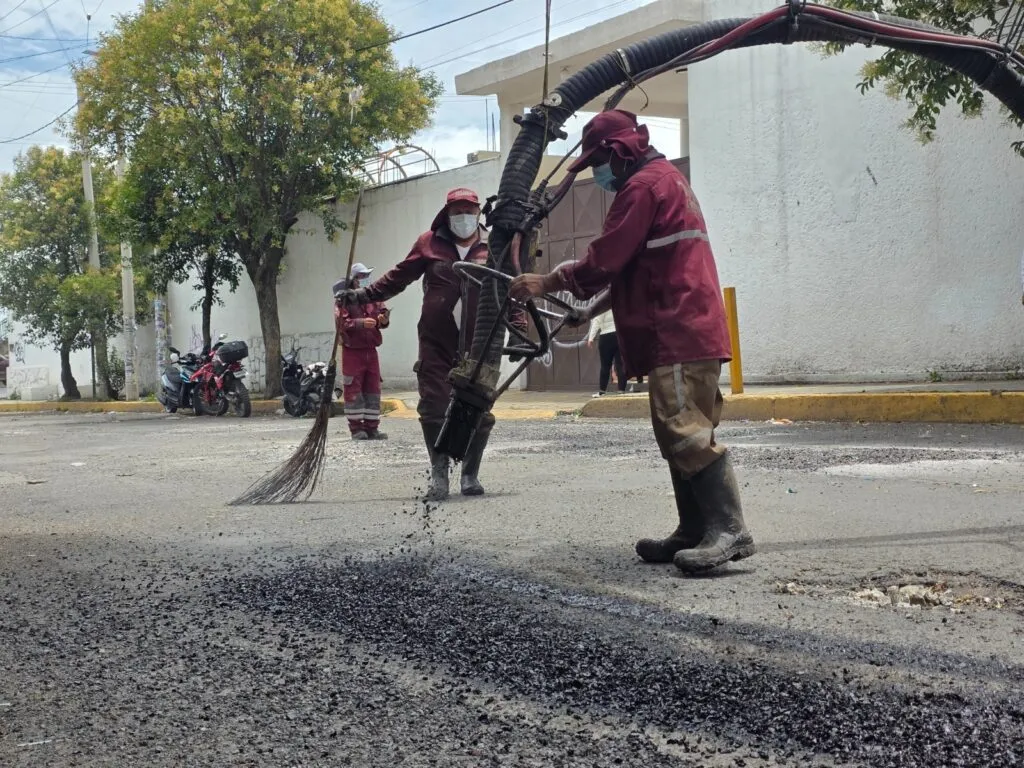 Continúan trabajos de bacheo en distintas zonas de Toluca