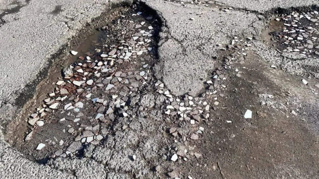 Vecinos reparan calles de Ixtapaluca ante inoperancia del ayuntamiento; contabilizan hasta 25 baches