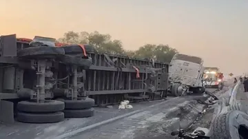 Vuelca tráiler que transportaba gallinas en Ecatepec