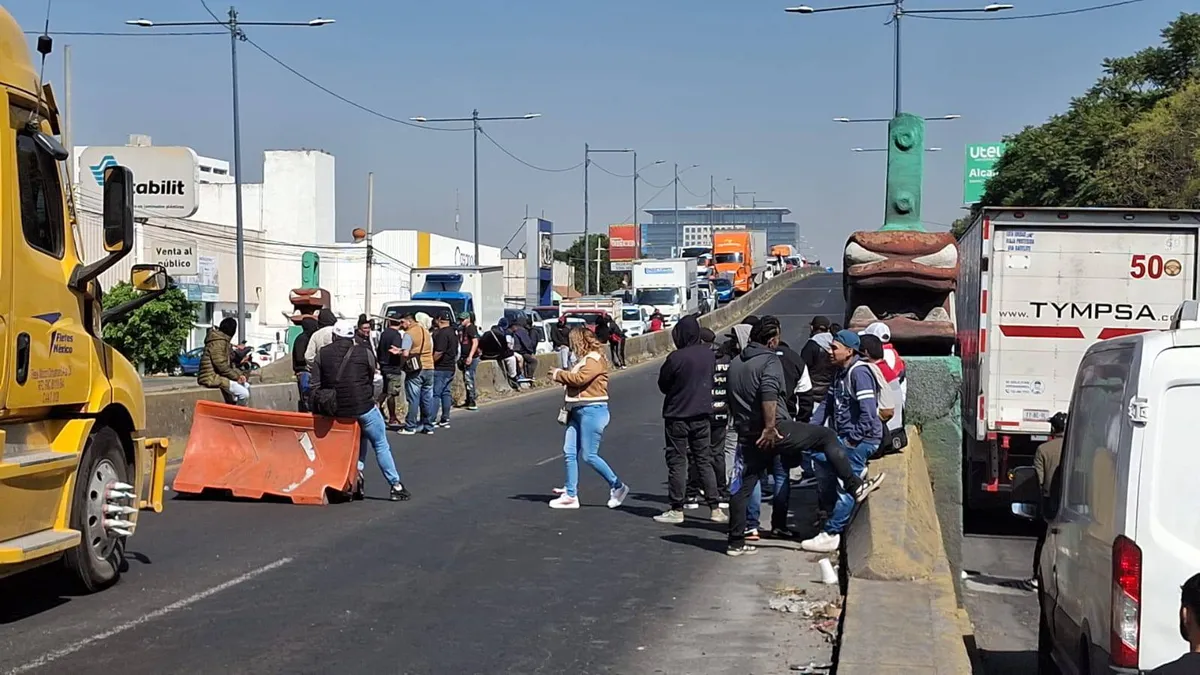 Tlalnepantla: Bloquean transportistas de Ecatepec la Mario Colin de por abuso de gruyeros