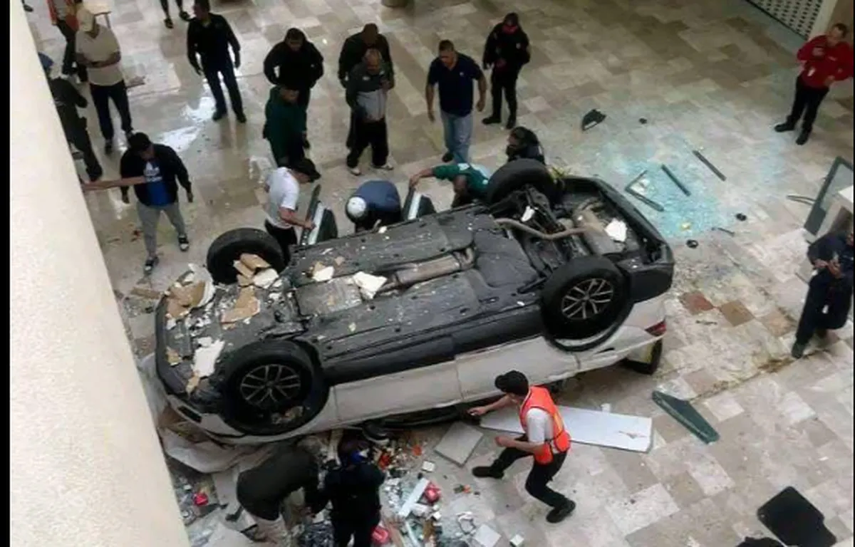 [VIDEO] Auto cae desde tercer nivel en Plaza Lilas; investigan daños estructurales