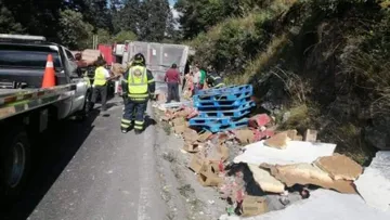 México – Toluca: Tráiler  con productos Nestlé volcó, no hay víctimas