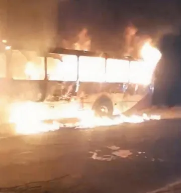 Habitantes incendian autobús en Temoaya tras trágico accidente donde murió una menor
