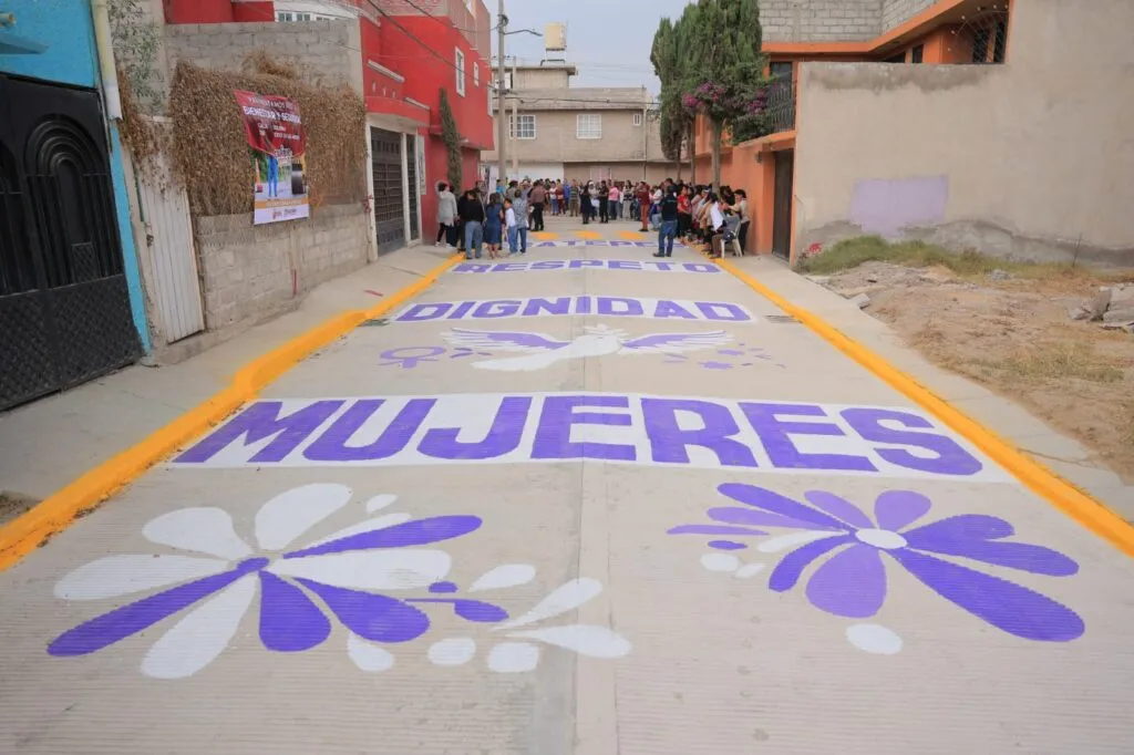 Plasman en calles de Ecatepec leyendas alusivas a la igualdad de género