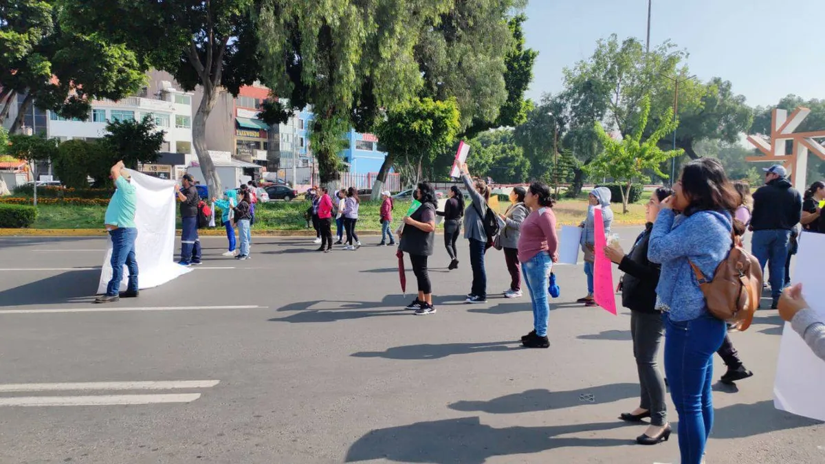 Tlalnepantla: Bloquean avenida Jinetes por destitución de un director