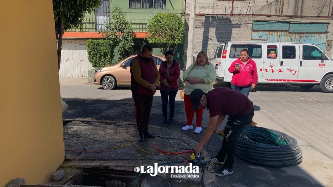 (VIDEO) Residentes de la Media Luna en Ecatepec temen por drenaje colapsado y falta de agua
