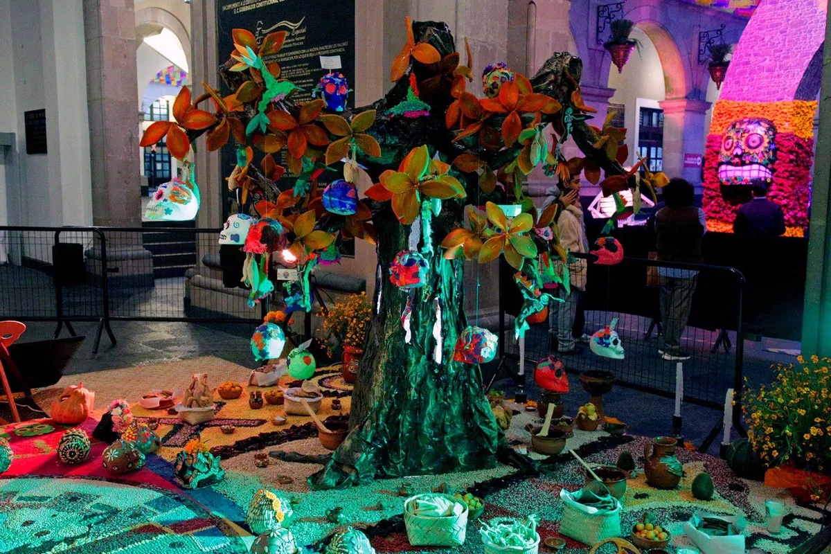 Participan estudiantes en Ofrenda Monumental de Día de Muertos en Toluca