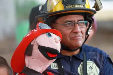 Bomberman y Vulcanito capacitan a niños para prevenir accidentes en Ecatepec