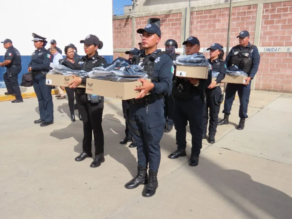 Gobierno de Texcoco entregó uniformes a 420 elementos de seguridad pública y movilidad