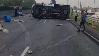 Camión de carne vuelca en Tultitlán
