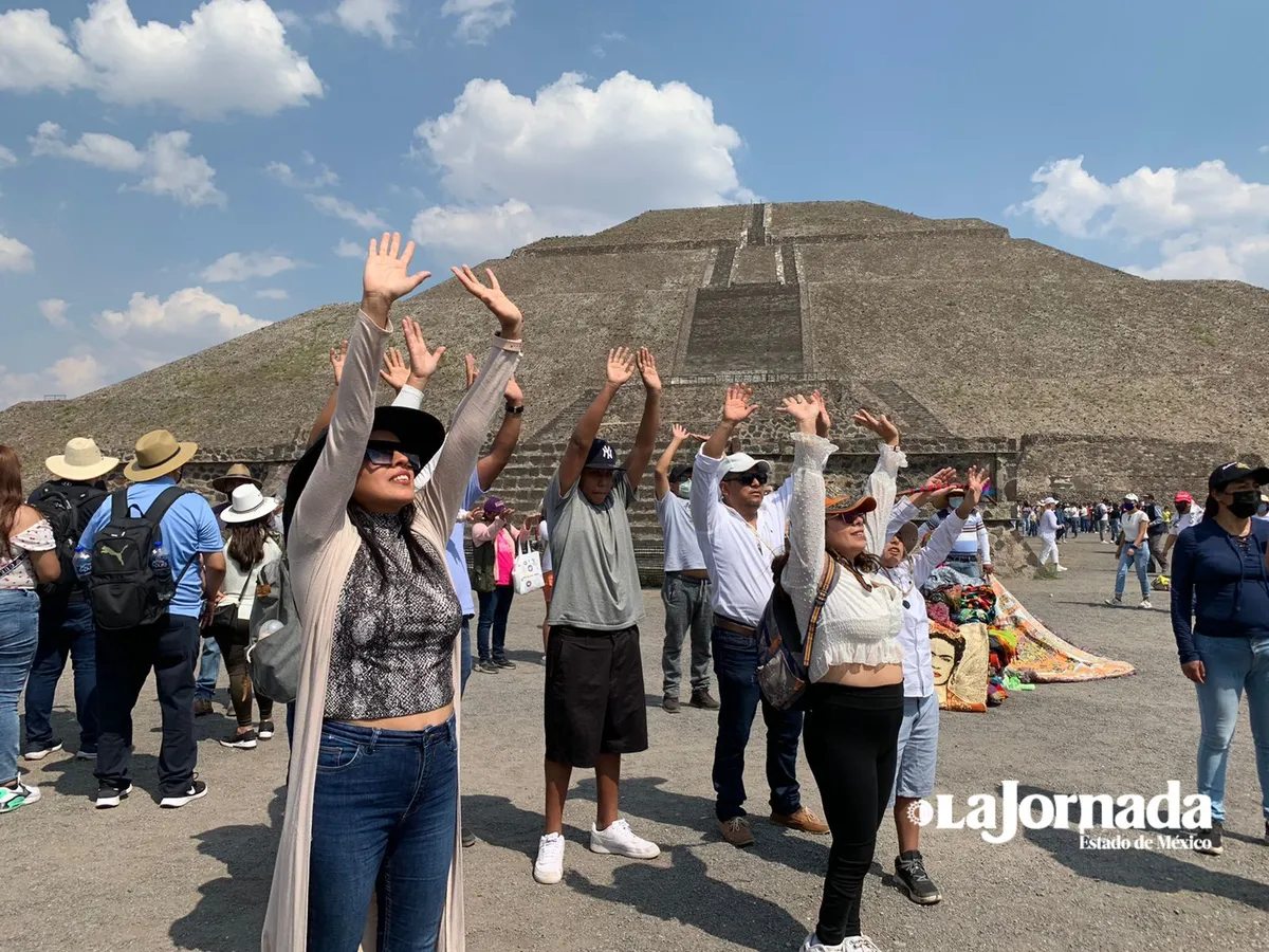 Se cargan de energía en Teotihuacán