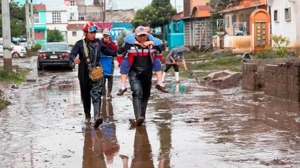 Inundaciones en Chalco dejan a vecinos nuevamente entre lodo y basura; acusan falta de limpieza