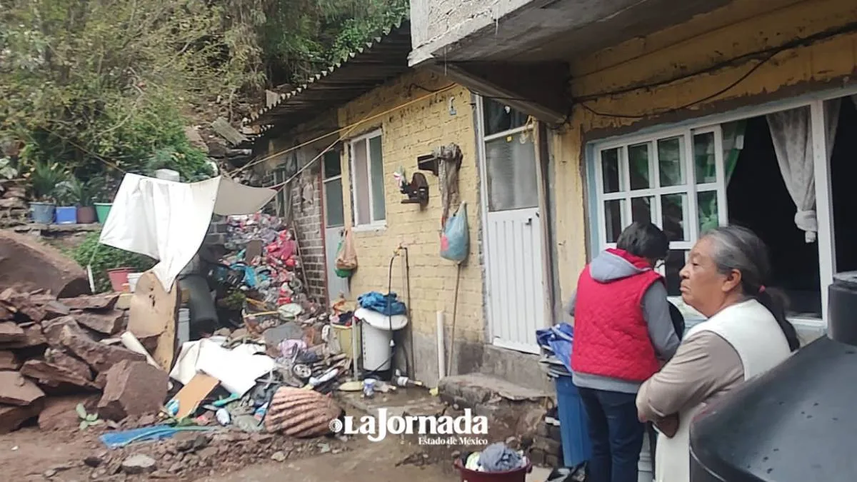 (Video) No duermen las familias afectadas por las piedras que se desplomaron en Arboledas Tenayuca