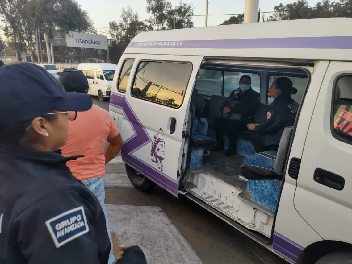 Elementos de la Policía de Género realiza campaña informativa en transporte público