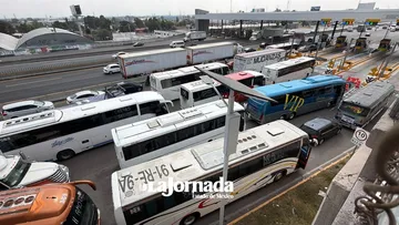 Caos en la México-Pachuca; transportistas dejan un solo carril libre en Ecatepec