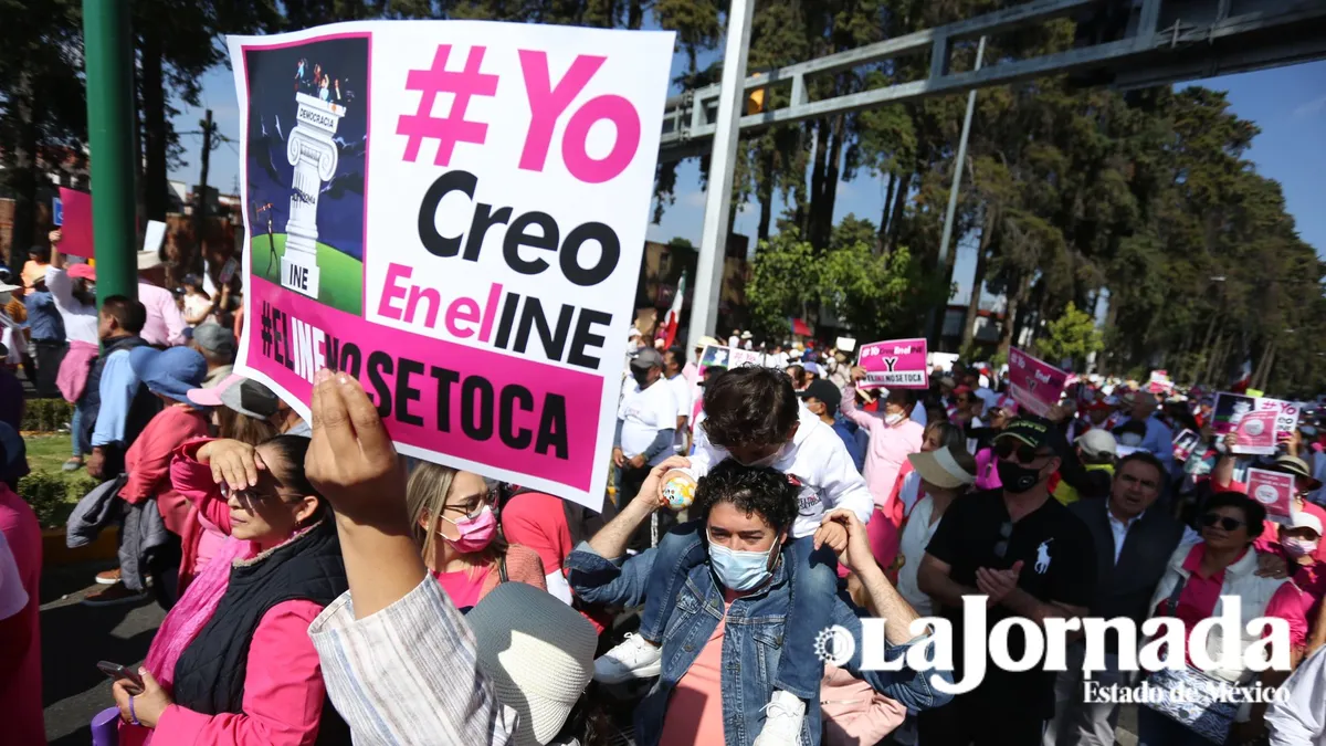 Marchan más de 5 mil en Toluca en defensa del INE 