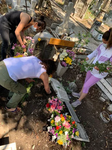 Este año, se está permitiendo la entrada de dos personas por fosa para dejar flores