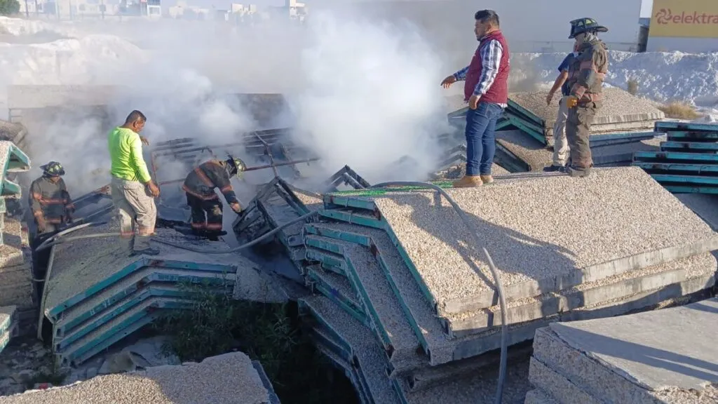Bomberos de Ecatepec sofocan incendio en Las Américas
