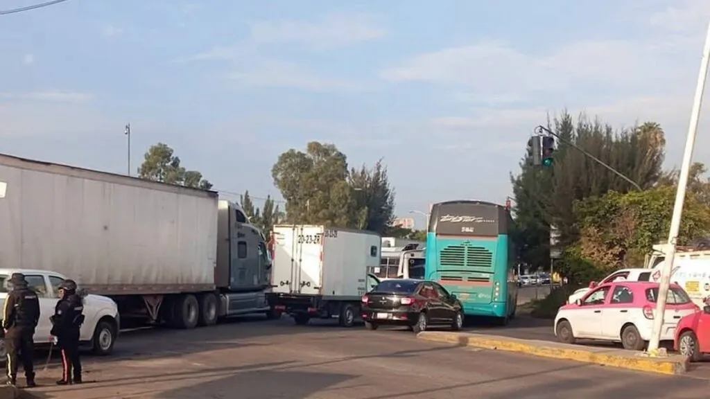 Cierre de periférico por volcadura provoca caos vial entre CDMX y Edomex