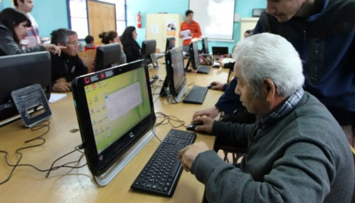 Adultos mayores enfrentan analfabetismo digital