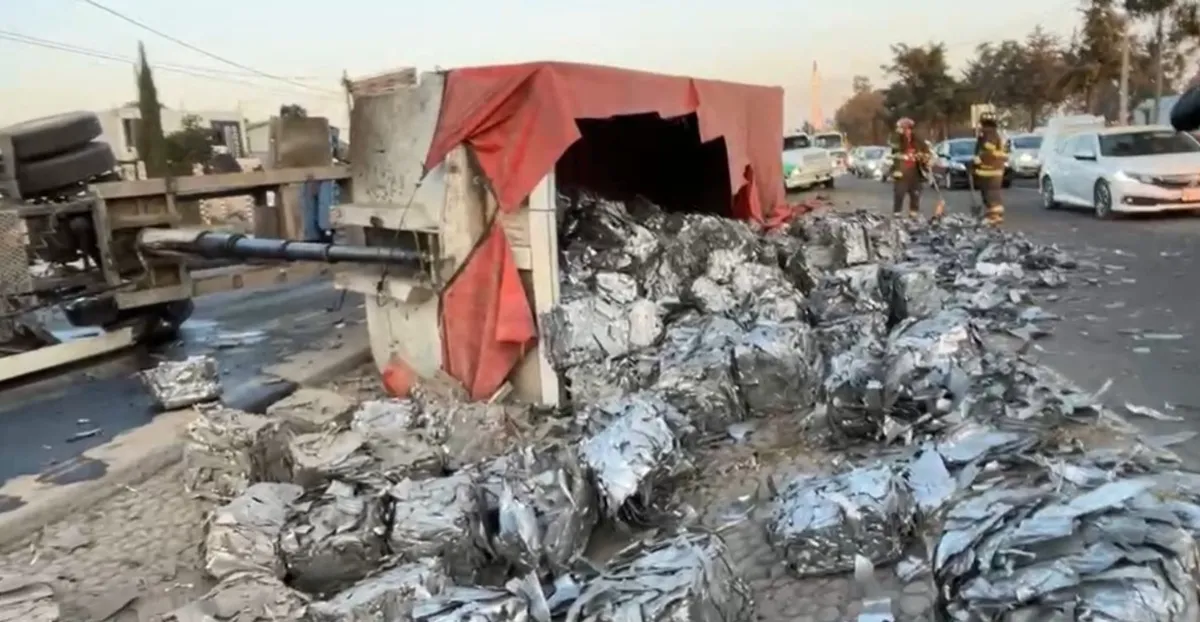 [VIDEO] Accidente de tráiler en la Toluca-Atlacomulco provoca caos vial