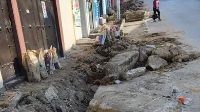 Vecinos de Tultitlán denuncian abandono de trabajos y riesgos para peatones.