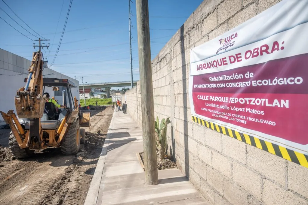 Supervisa Ricardo Moreno pavimentación de calles, con más de 55 años de espera