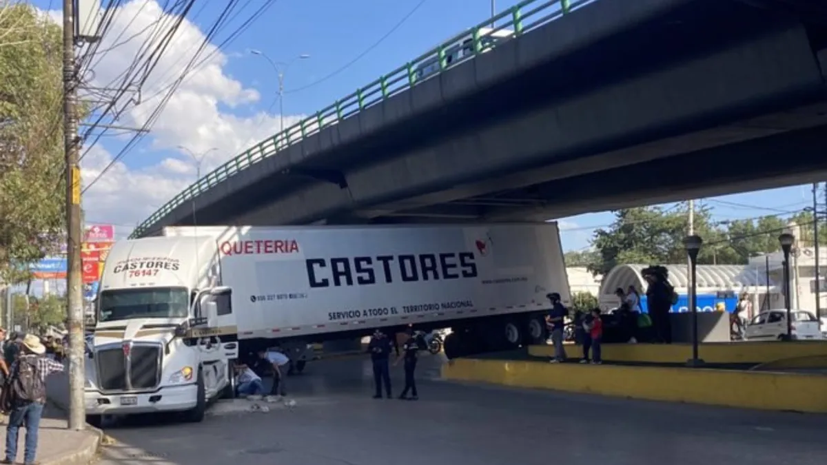 Tráiler atorado en puente genera tráfico en la vía José López Portillo