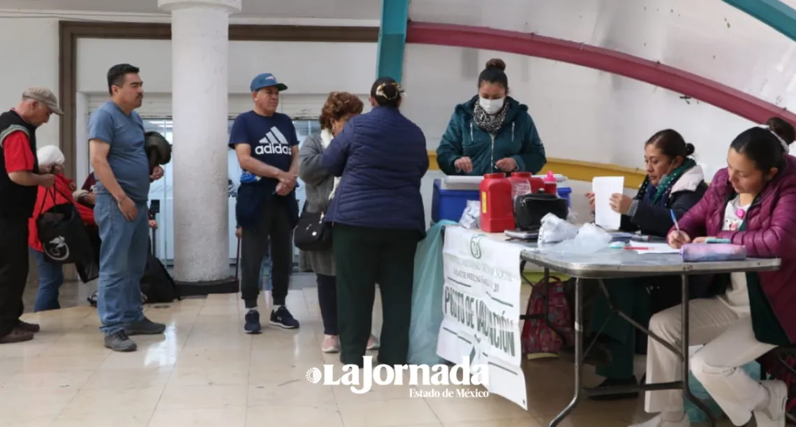 Toluca: IMSS aplica vacunación gratuita contra COVID e Influenza