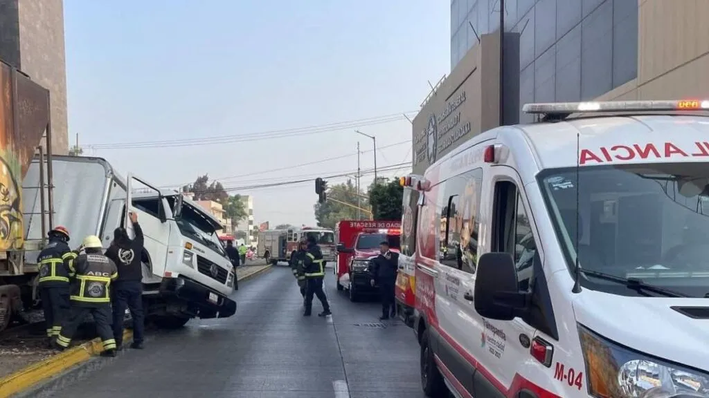 Tren impacta a camión de carga en Tlalnepantla; no se registran lesionados