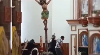 Hombre armado causa terror en iglesia de Zinacantepec. Esto es lo que pasó