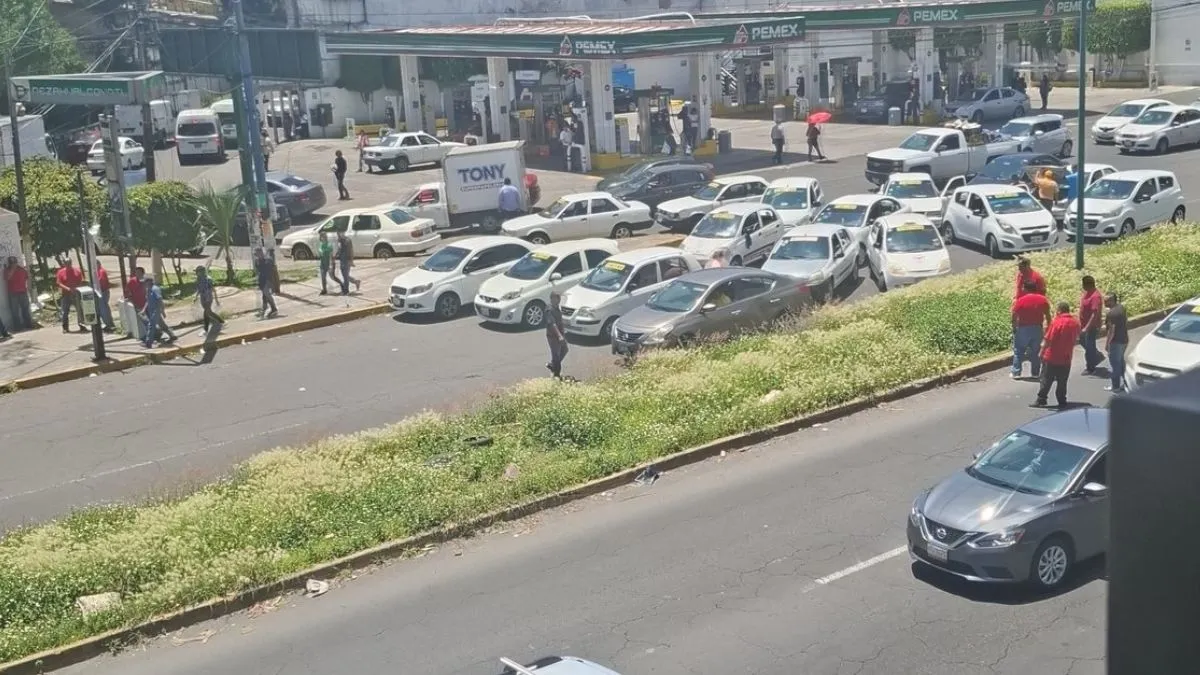 Taxistas mantienen bloqueo en Avenida Central