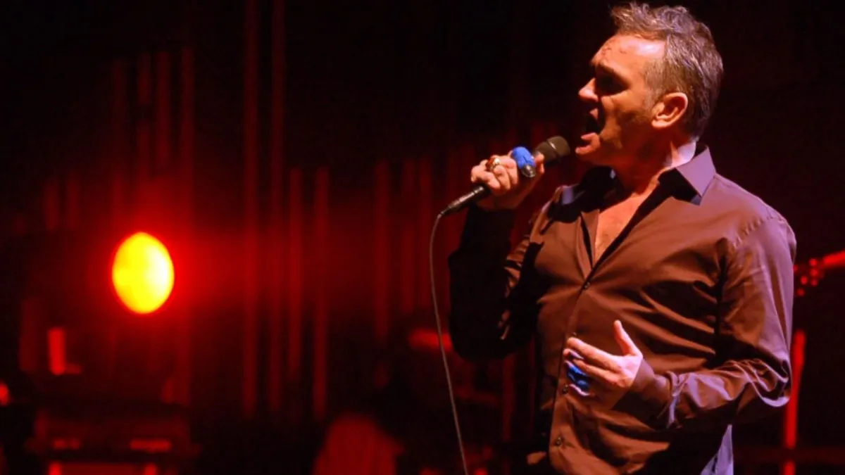 El cantante británico suspende sus presentaciones en CDMX y Guadalajara debido a agotamiento extremo.