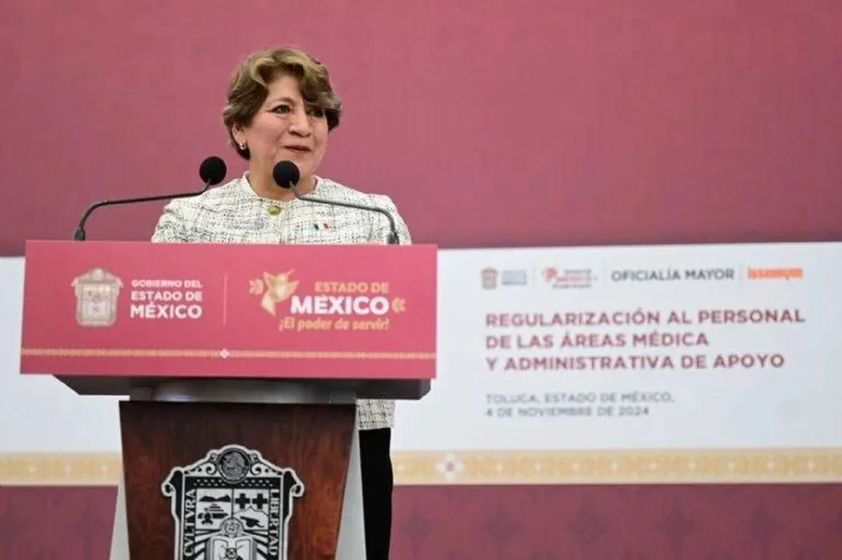 Gobernadora Delfina Gómez entrega basificación a personal médicos el ISSEMYM