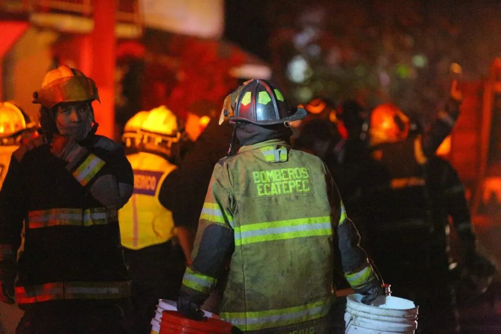 Bomberos sofocan incendio en fábrica de Ecatepec