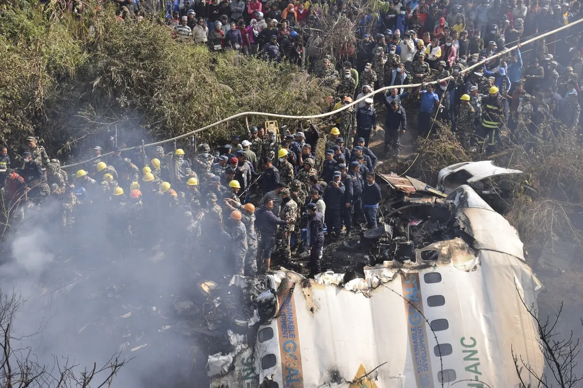 Avión en Nepal se estrella con 72 pasajeros, mueren 68