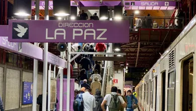 El Metro CDMX informó que se reanuda el servicio en la Línea A tras una suspensión provocada por variaciones en el suministro eléctrico.