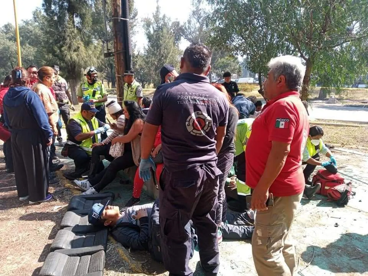 Volcadura en la México-Pachuca deja como saldo 17 lesionados y una persona sin vida