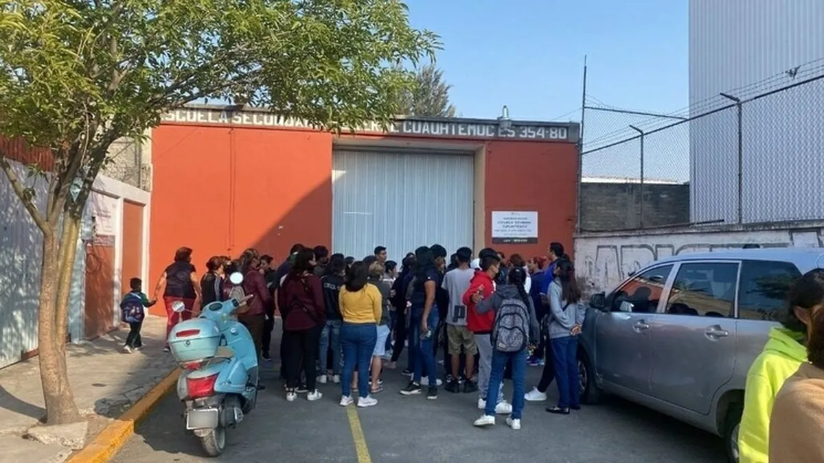 Padres de familia protestan contra estudiante que detonó un arma de fuego en los Reyes la Paz