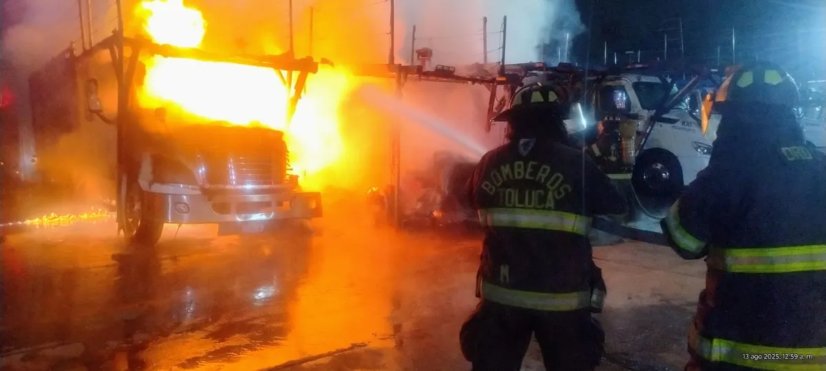 [VIDEO] Bomberos sofocan incendio de tractocamiones en Toluca