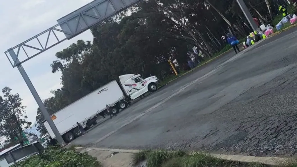 Integrantes de AMOTAC se agrupan en la carretera México-Cuautla