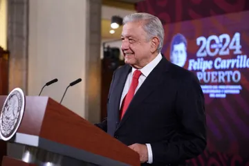 El Presidente Andrés Manuel López Obrador sostuvo que en las próximas elecciones las únicas armas que se pueden utilizar son las credenciales de elector y los votos, no la fuerza ni las trampas. Foto: Presidencia