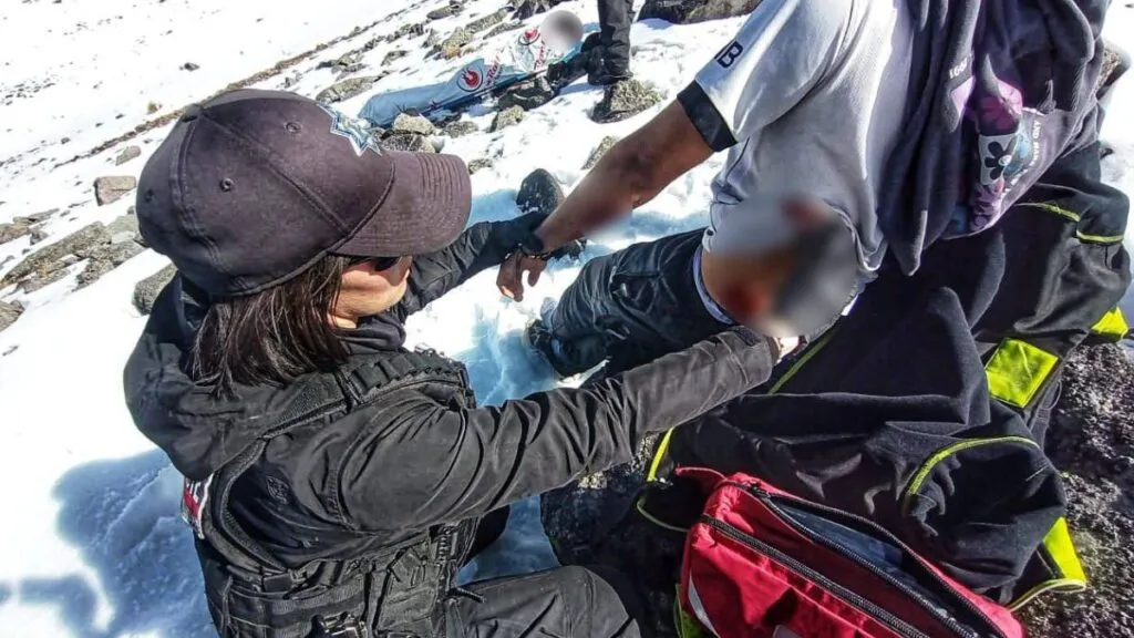 Policías de Alta Montaña auxilian a personas lesionadas en el Nevado de Toluca