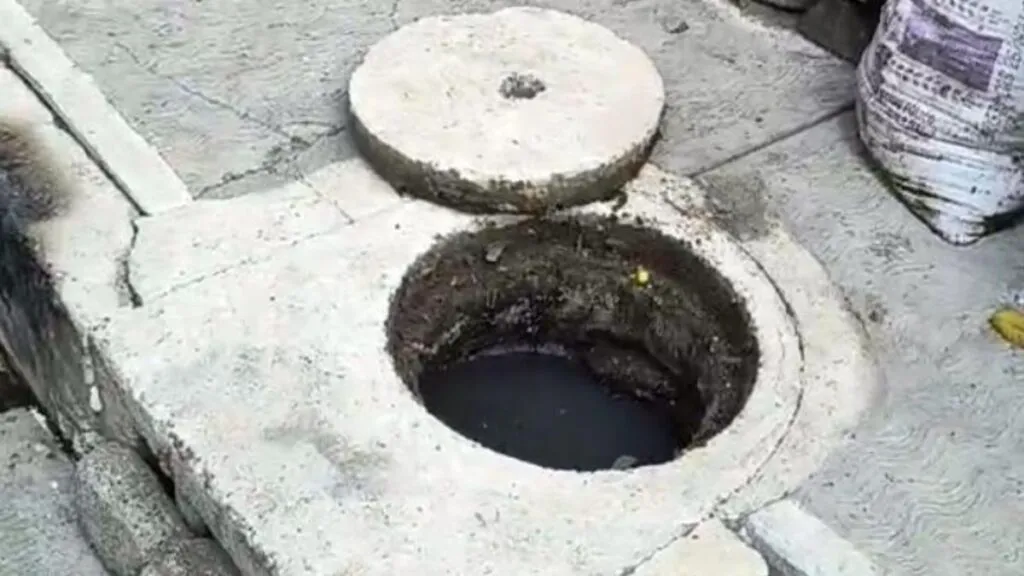 Vecinos de Chimalhuacán alertan sobre drenaje saturado